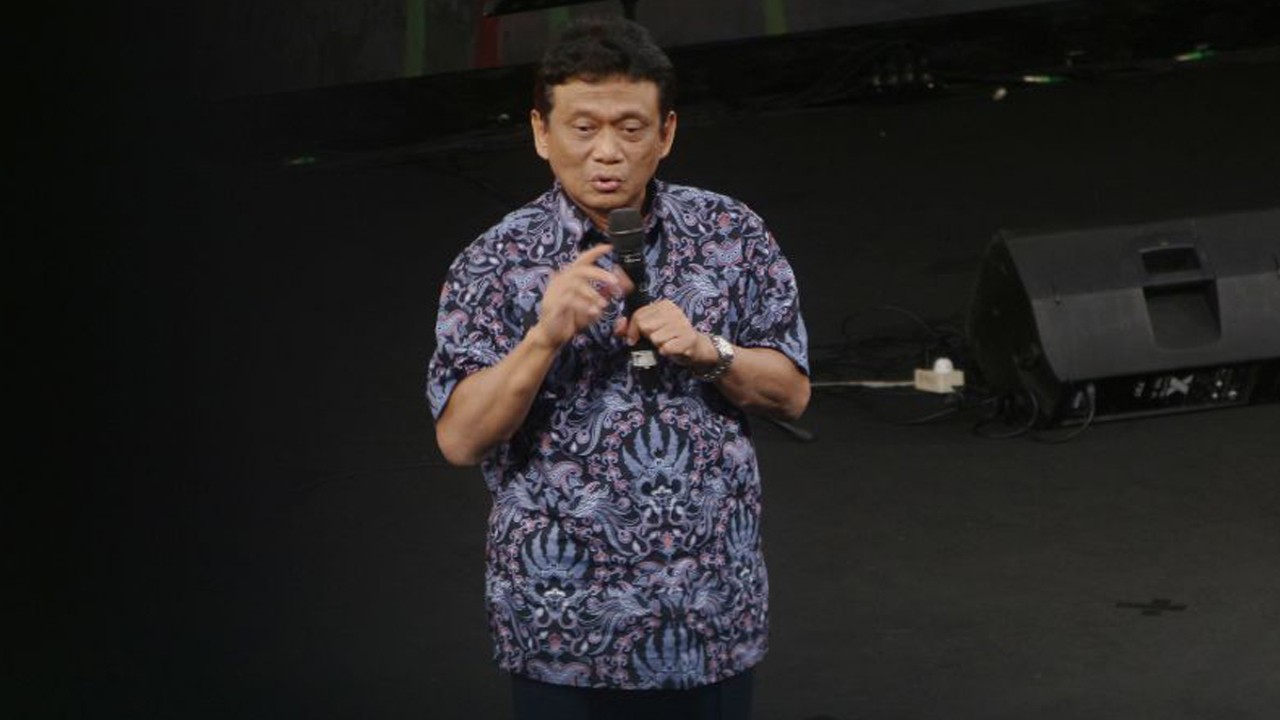 Ketua Bidang Pelaksanaan Transportasi Satuan Tugas Pelaksanaan Pembangunan Infrastruktur IKN Atyanto Busono saat berbicara di hadapan audiens yang memenuhi auditorium RRI Jakarta dalam perhelatan “Voice of Nusantara: Kota Dunia untuk Semua”, Rabu (29/11) malam. (ANTARA/Ahmad Faishal)