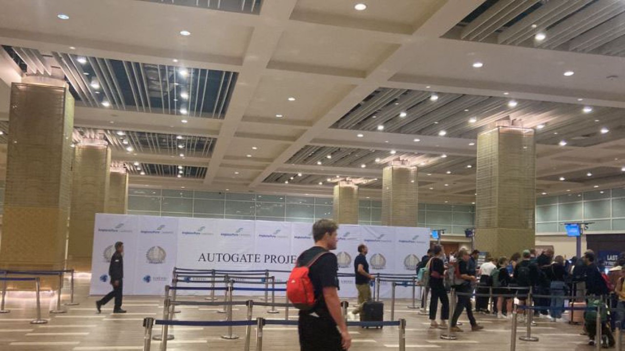 Arsip - Penumpang antre untuk proses pemeriksaan imigrasi di TPI Ngurah Rai, Bali, Selasa (30/10/2023). (ANTARA/HO-Imigrasi Ngurah Rai)