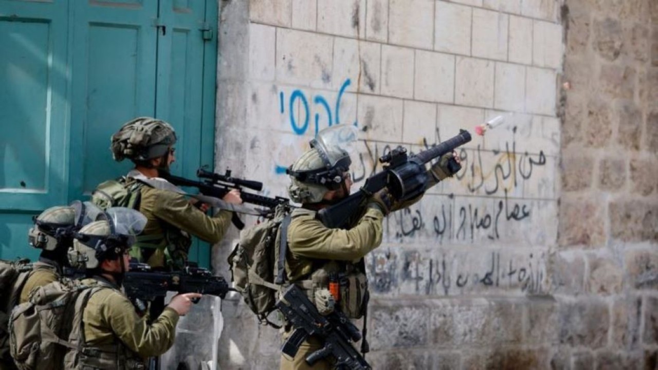 Ilustrasi. Seorang tentara Israel menggunakan senjata di tengah bentrokan dengan warga Palestina di Tepi Barat. (Reuters)