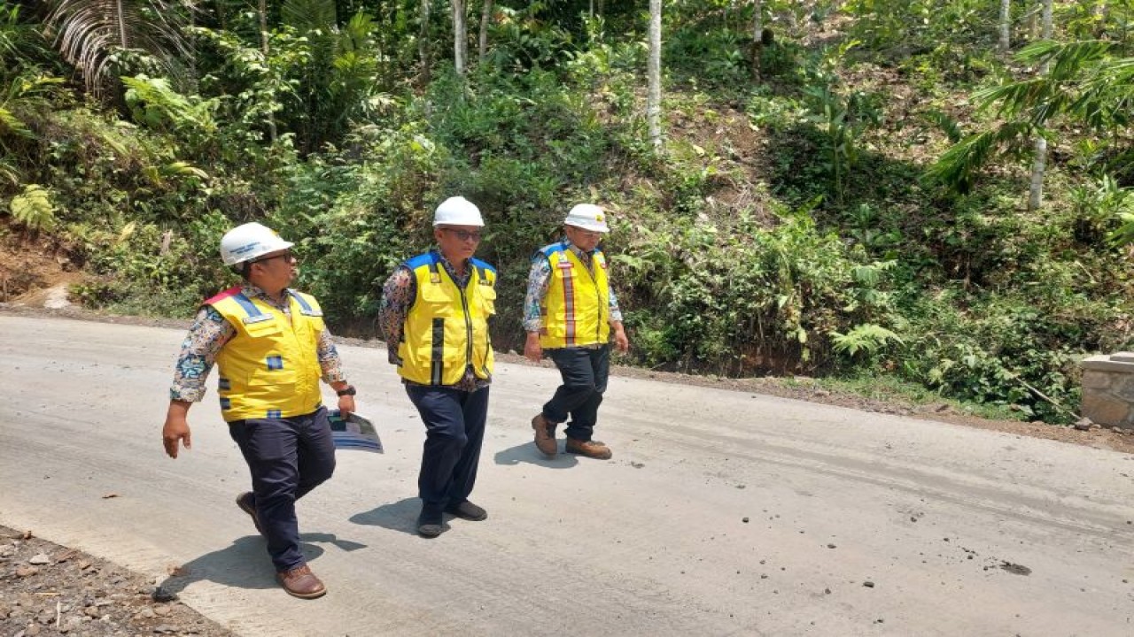 Direktur Jenderal Bina Marga Kementerian PUPR Hedy Rahadian (dua kiri) saat meninjau proyek Inpres Jalan Daerah (IJD) di Kabupaten Tasikmalaya, Jawa Barat pada Rabu (8/11/2023). (ANTARA/Adimas Raditya)