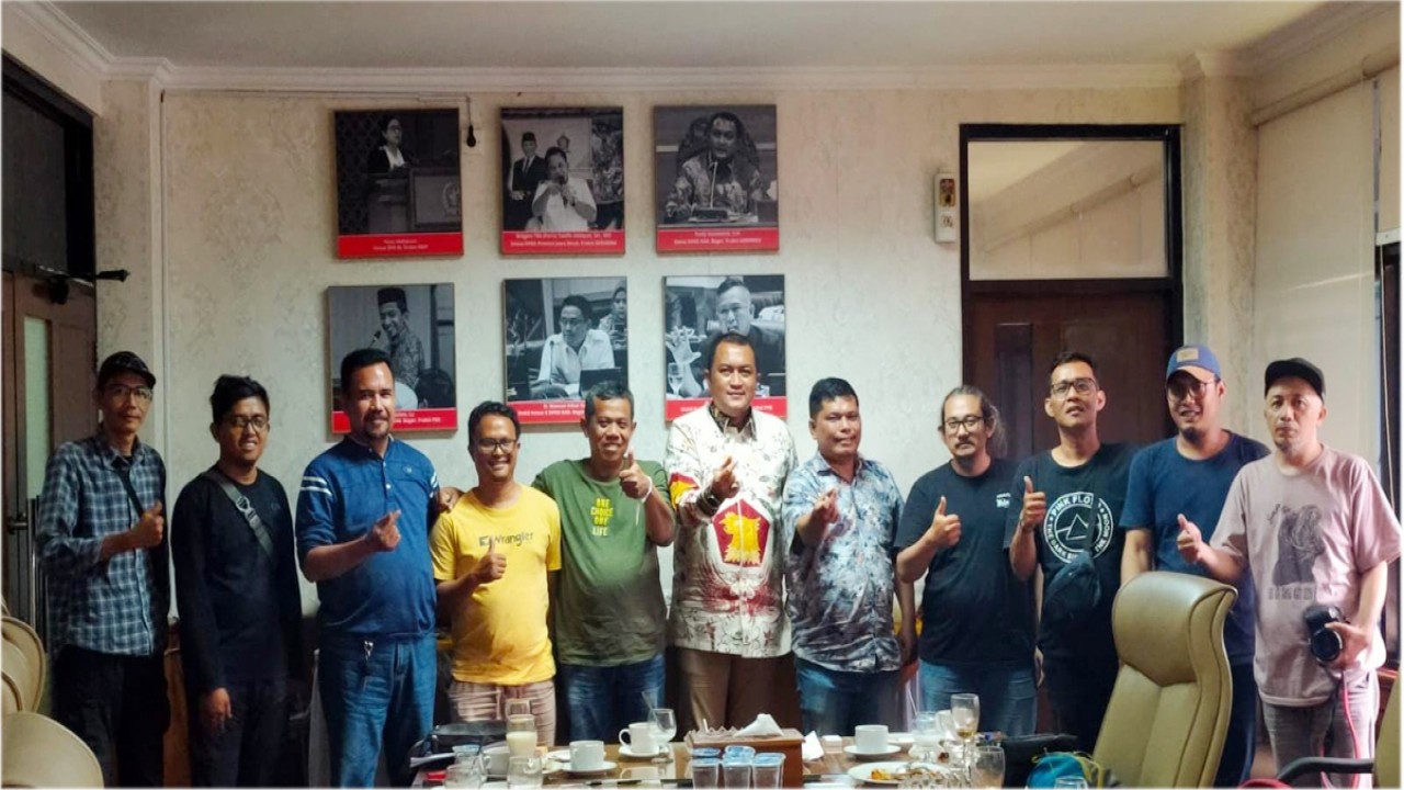 Wartawan yang tergabung dalam Jaringan Jurnalis Bogor (JJB) saat bertemu dengan Ketua DPRD Kabupaten Bogor, Rudy Susmanto.