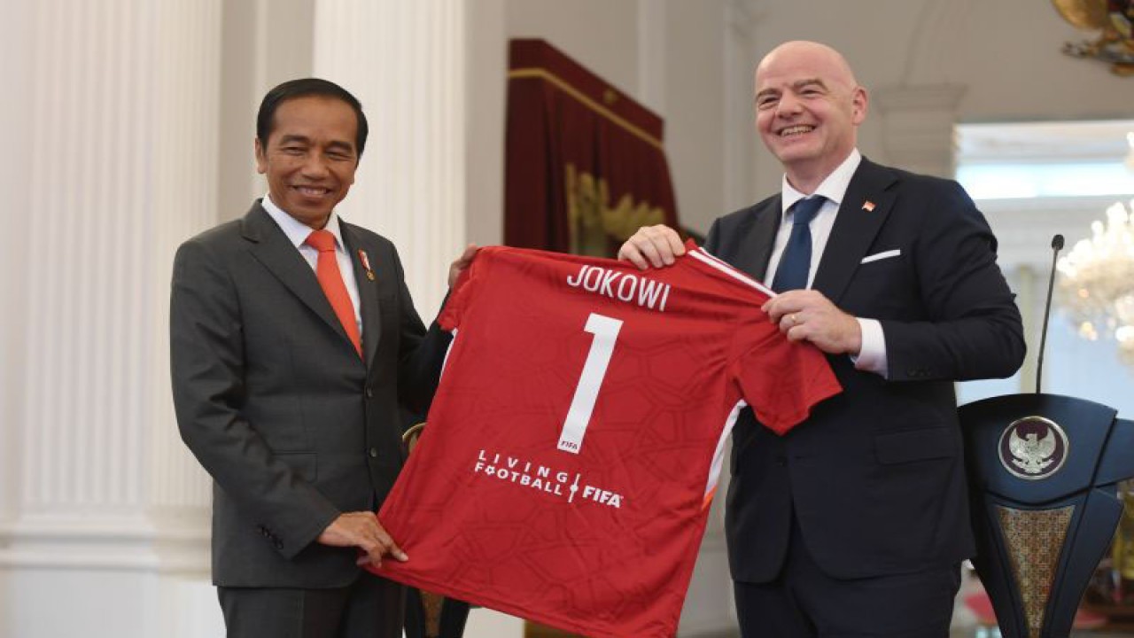 Arsip - Presiden Joko Widodo (kiri) menerima jersey bertuliskan nama Jokowi dari Presiden Induk Asosiasi Sepak Bola Dunia (FIFA) Gianni Infantino memberikan usai melakukan pertemuan di Istana Merdeka, Jakarta, Selasa (18/10/2022). ANTARA FOTO/Hafidz Mubarak A/foc.