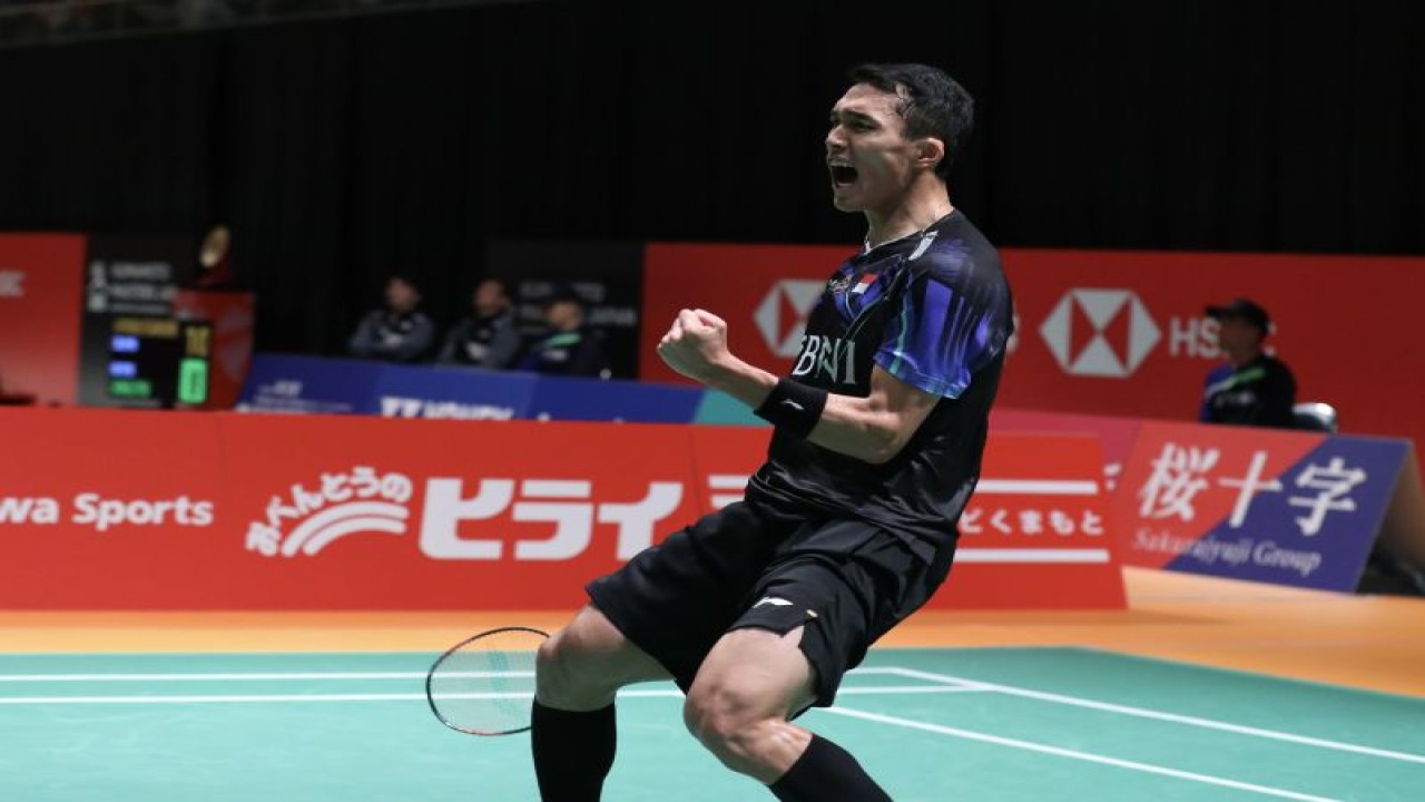 Pebulu tangkis tunggal putra Indonesia Jonatan Christie melaju ke perempat final Kumamoto Masters 2023 setelah mengalahkan Su Li Yang (Taiwan) pada babak 16 besar dengan skor 19-21, 21-11, 22-20, Kamis. (ANTARA/HO-PP PBSI)