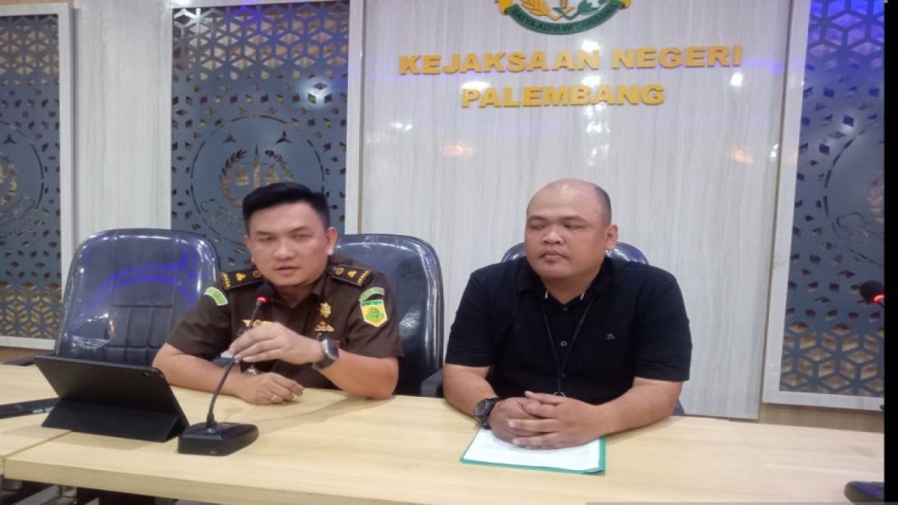 Kejaksaan Negeri Palembang konferensi pers di Palembang, Sumatera Selatan, Senin (13/11/2023). ANTARA/M. Imam Pramana