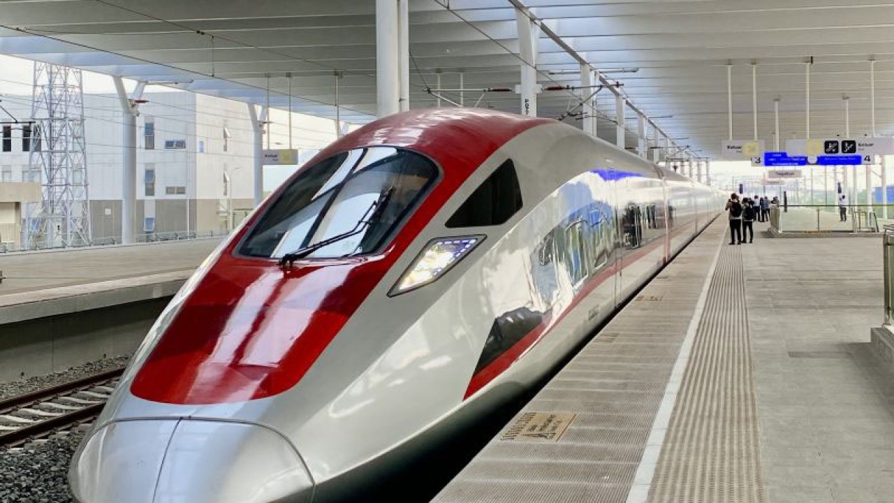 Rangkaian Kereta Cepat Whoosh di Stasiun Tegalluar, Kabupaten Bandung, Jawa Barat, Rabu (29/11/2023). ANTARA/Rubby Jovan