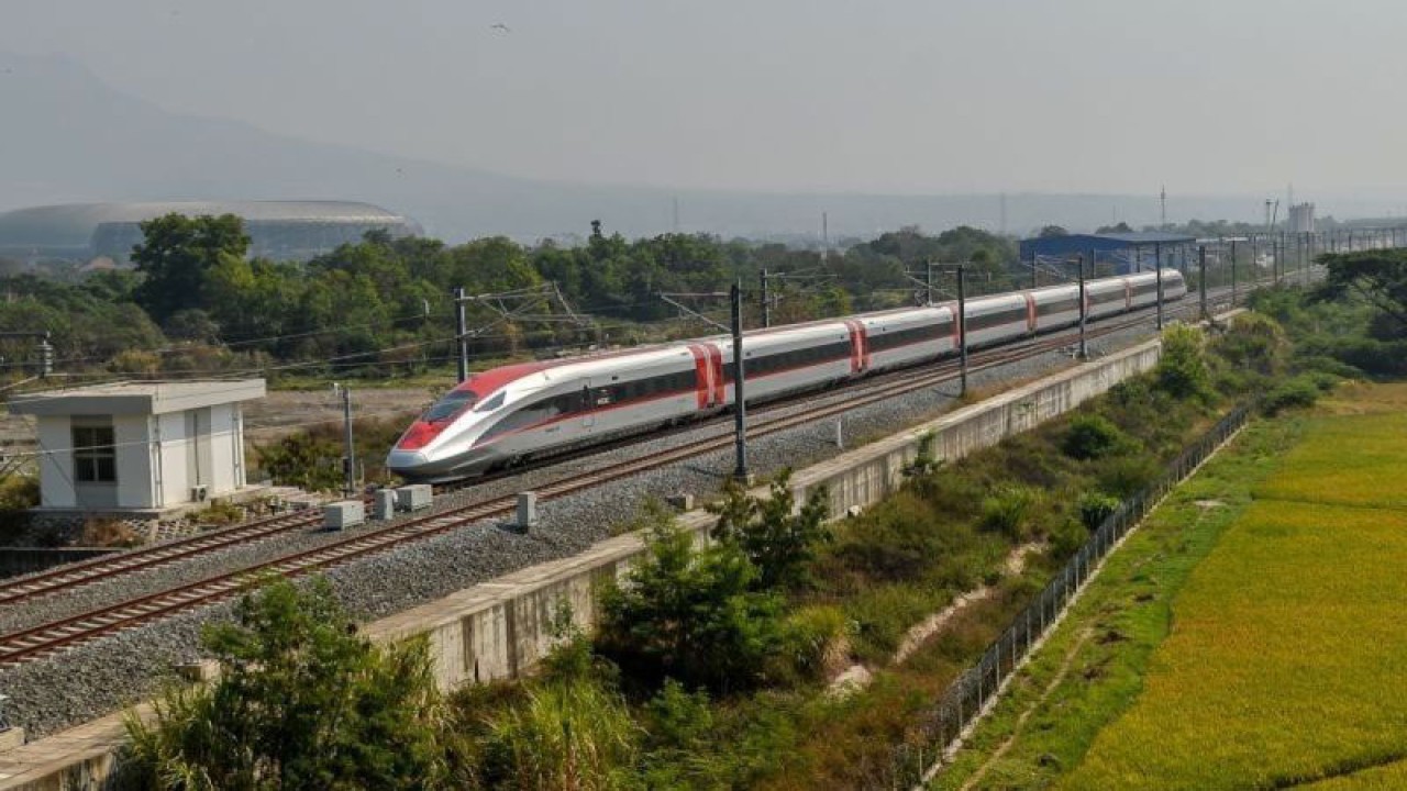 Rangkaian Kereta Cepat Whoosh Jakarta-Bandung melintas di Tegalluar, Kabupaten Bandung, Jawa Barat. ANTARA FOTO/Raisan Al Farisi.