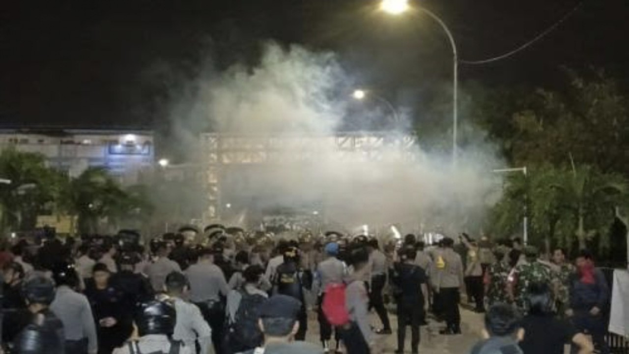 Kerusuhan di Stadion Indomilk Tangerang pada laga Dewa United vs Persib Bandung