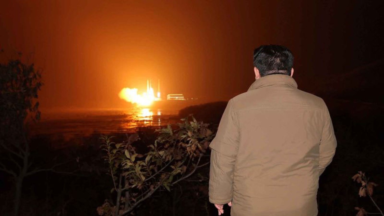Pemimpin Korea Utara Kim Jong Un menyaksikan peluncuran roket yang membawa satelit mata-mata Malligyong-1 dari lokasi yang disebutkan sebagai Provinsi Gyeongsang Utara, Korea Utara, Selasa (21/11/2023). ANTARA FOTO/KCNA via Reuters/nym.