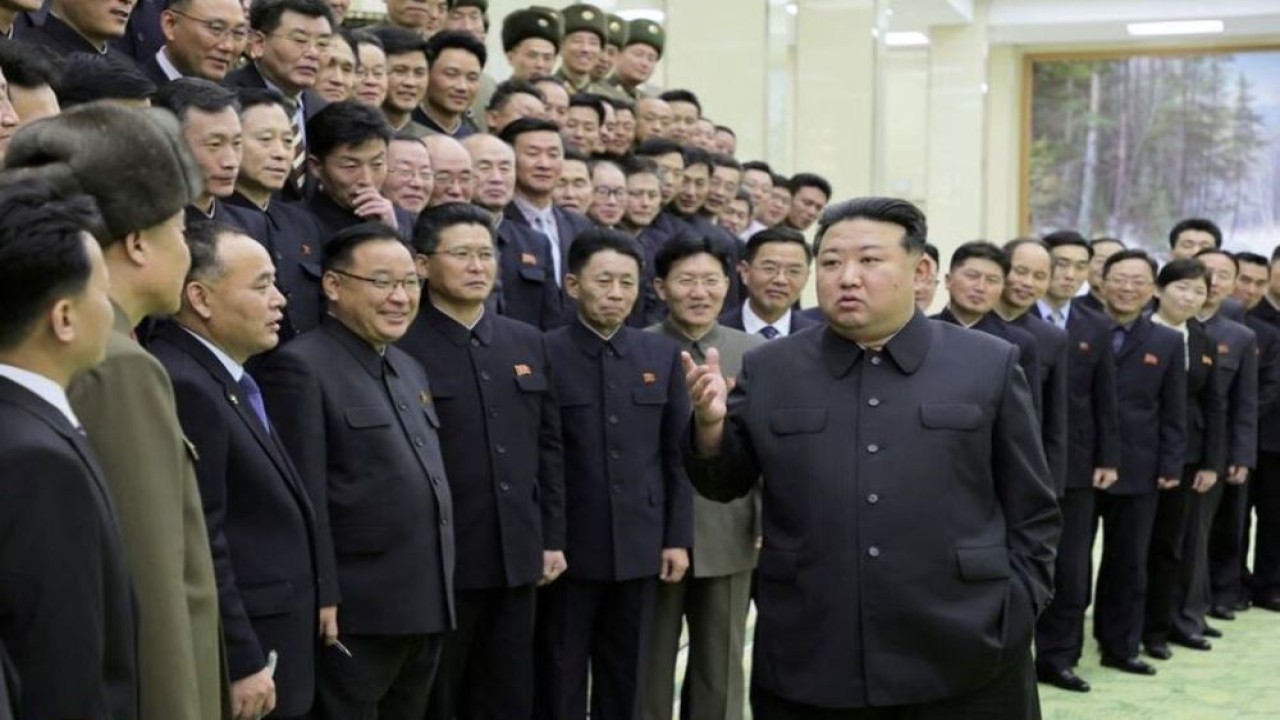 Pemimpin Korea Utara Kim Jong-un bertemu dengan anggota Komite Persiapan Peluncuran Satelit Tidak Berdiri, dalam gambar yang dirilis oleh Kantor Berita Pusat Korea pada 24 November 2023. (KCNA via Reuters)