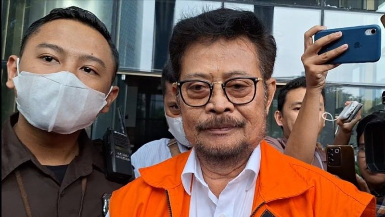 Mantan menteri pertanian Syahrul Yasin Limpo usai diperiksa penyidik KPK di Gedung Merah Putih KPK, Jakarta Selatan, Kamis (23/11/2023). (ANTARA/Fianda Sjofjan Rassat)