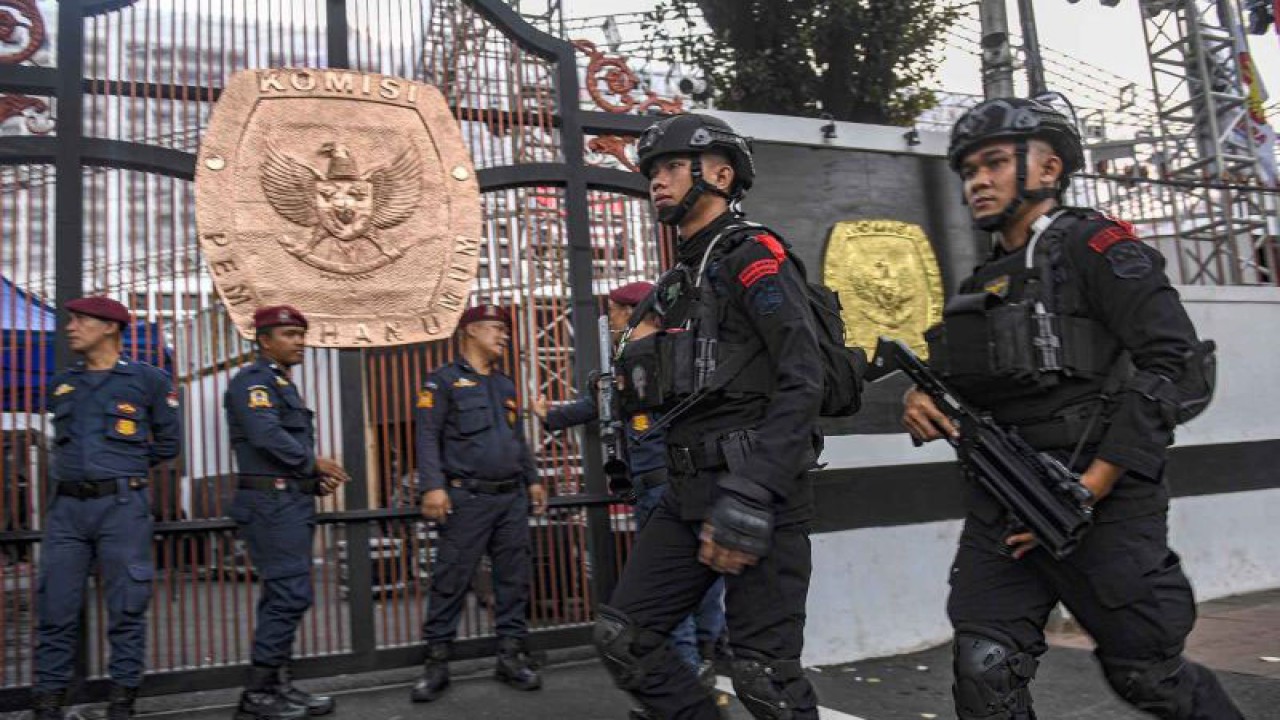 Arsip Foto - Personel Korps Brimob Polri melakukan penjagaan jelang putusan pengumuman penetapan Paslon Capres-Cawapres 2024 di depan Kantor KPU, Jakarta, Senin (13/11/2023). Kepolisian menurunkan sebanyak 1.990 personel gabungan yang terdiri dari Personel Polda Metro Jaya dan Polres Metro Jakarta Pusat di Kantor KPU. ANTARA FOTO/Muhammad Adimaja/nym.