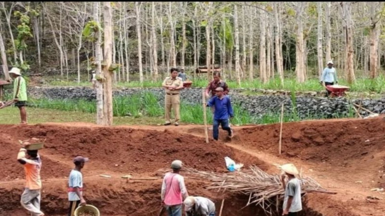 Wakil Bupati Gunungkidul Heri Susanto meninjau pembangunan embung geomembran di Girisekar (Panggang). ANTARA/HO-Instagram herisusanto.official
