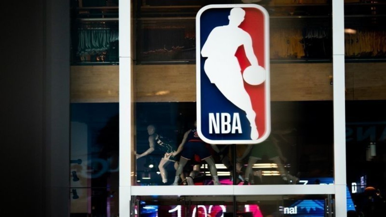 Logo NBA logo di NBA Store di 5th Avenue, New York. (ANTARA/AFP/Jeenah Moon)