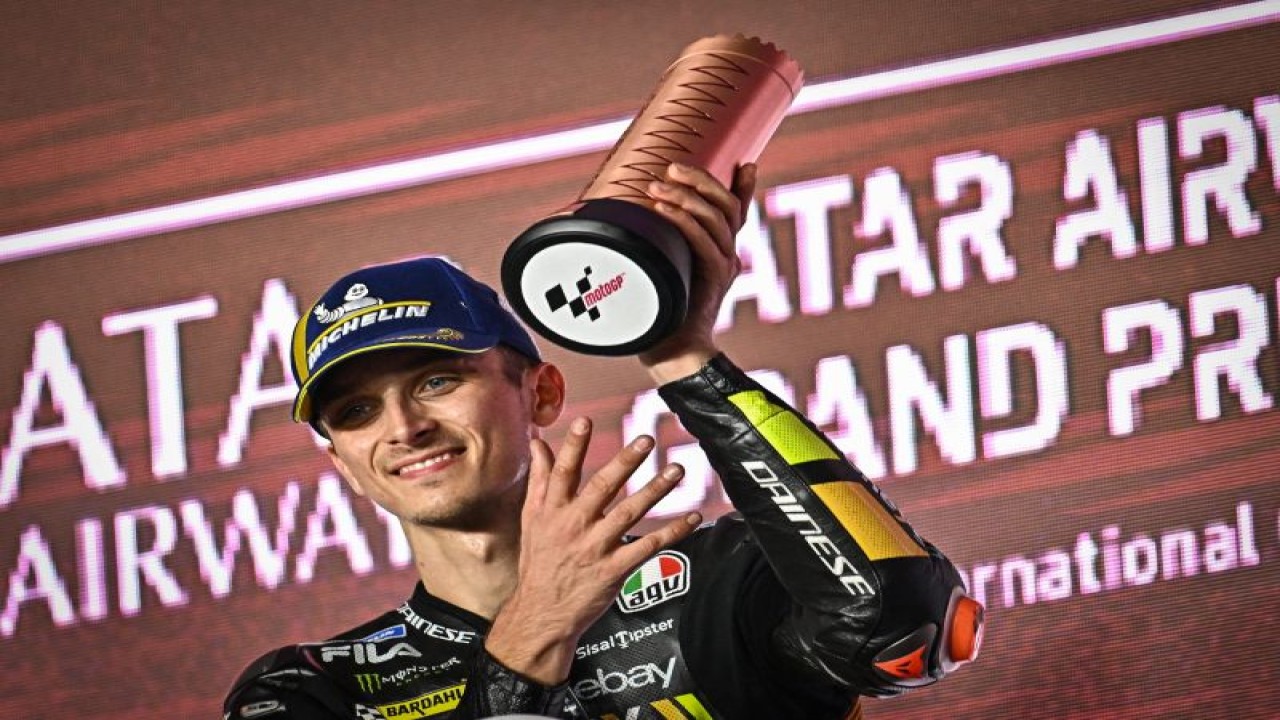 Luca Marini saat meraih podium MotoGP Qatar di Sirkuit Internasional Lusail, Minggu (19/11/2023). (ANTARA/HO/VR46)