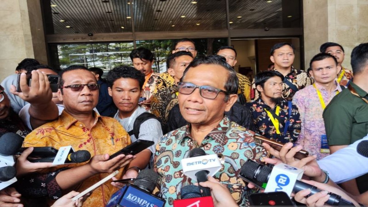 Menkopolhukam Mahfud MD saat ditemui usai menghadiri Rakornas Penyelenggara Pemilu Tahun 2023 di Jakarta, Rabu (8/11/2023). (ANTARA/Mentari Dwi Gayati)