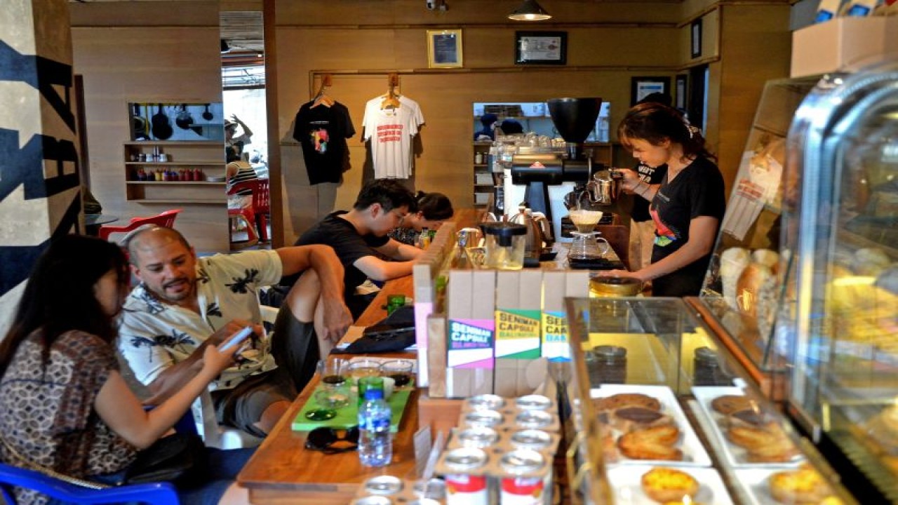 Ilustrasi suasana kafe-Barista menyeduh kopi untuk pelanggan di Seniman Coffee Studio, Ubud, Gianyar, Bali, Sabtu (7/10/2023). ANTARA FOTO/Fikri Yusuf/foc.