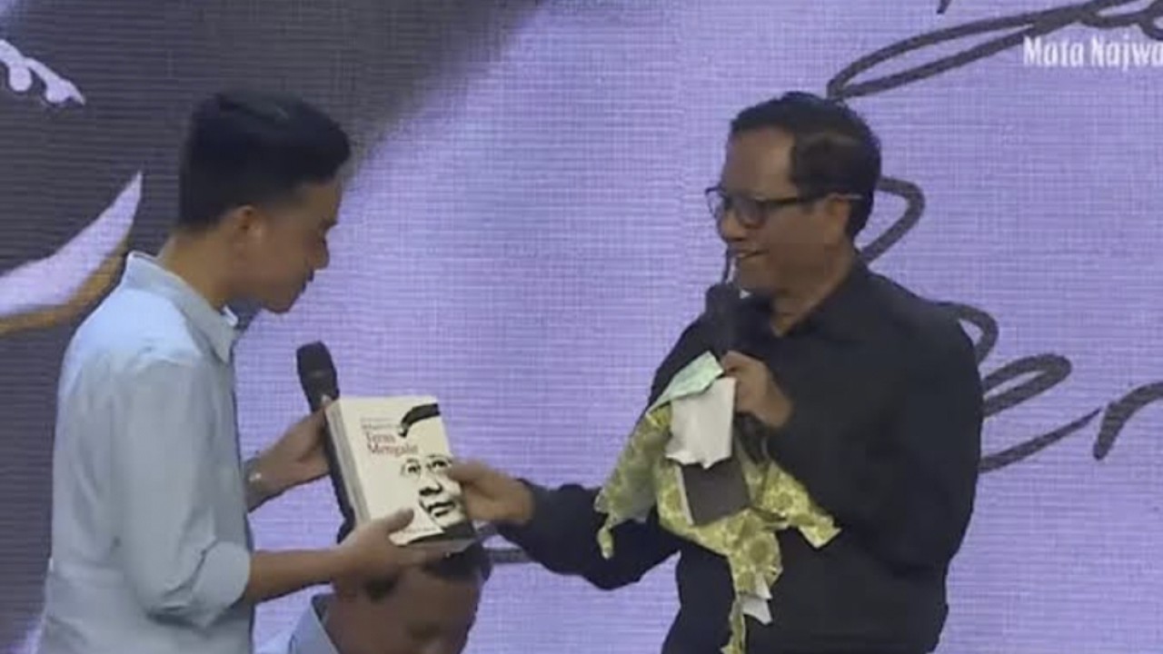 Momen Mahfud MD berikan buku kepada Gibran Rakabuming