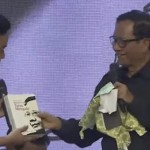 Momen Mahfud MD berikan buku kepada Gibran Rakabuming-1700469496