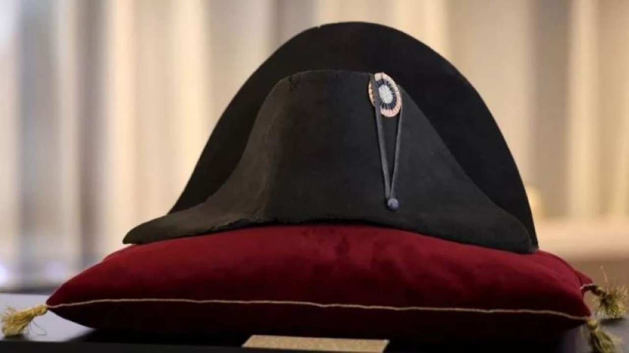 Topi yang diyakini milik Napoléon Bonaparte terjual seharga Rp32,524 miliar. (Reuters)