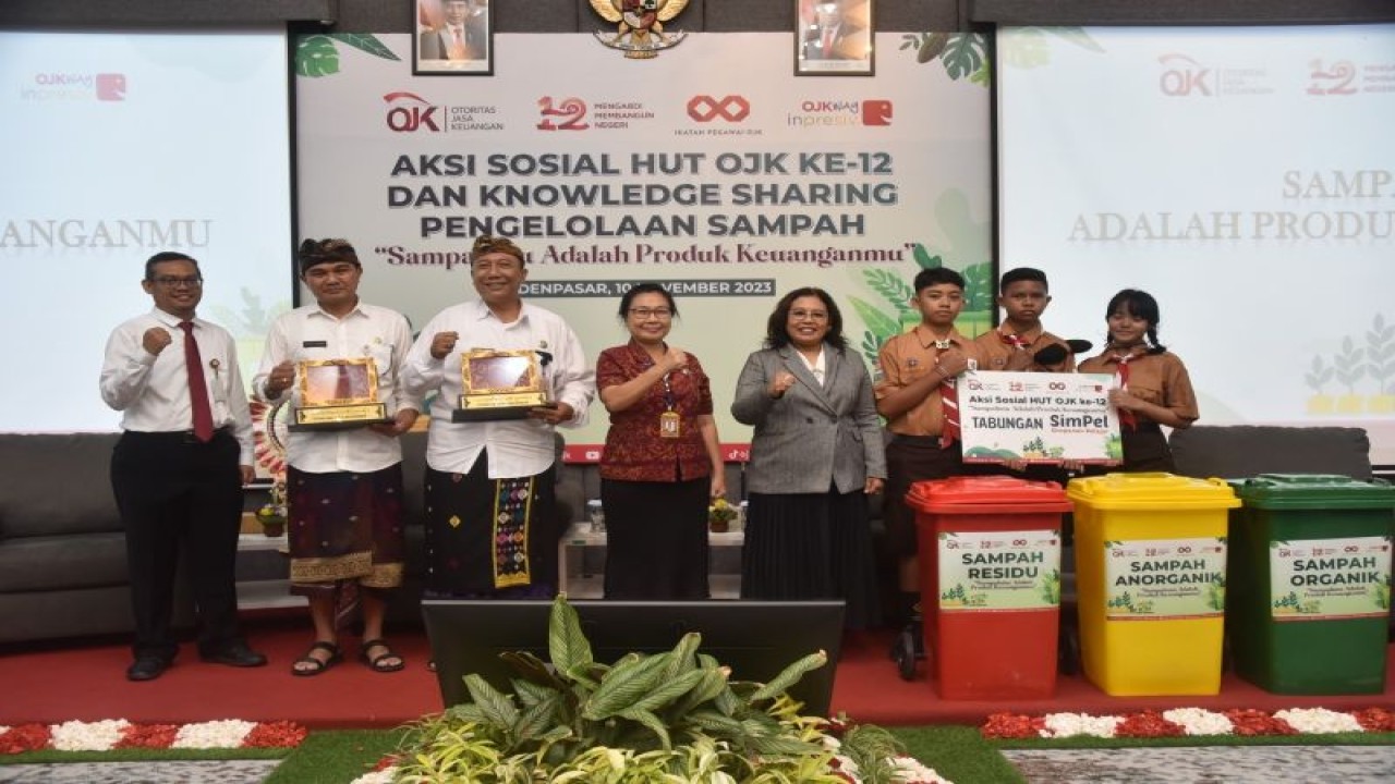 Kepala OJK Provinsi Bali Kristrianti Puji Rahayu Berfoto Bersama Kepala ...