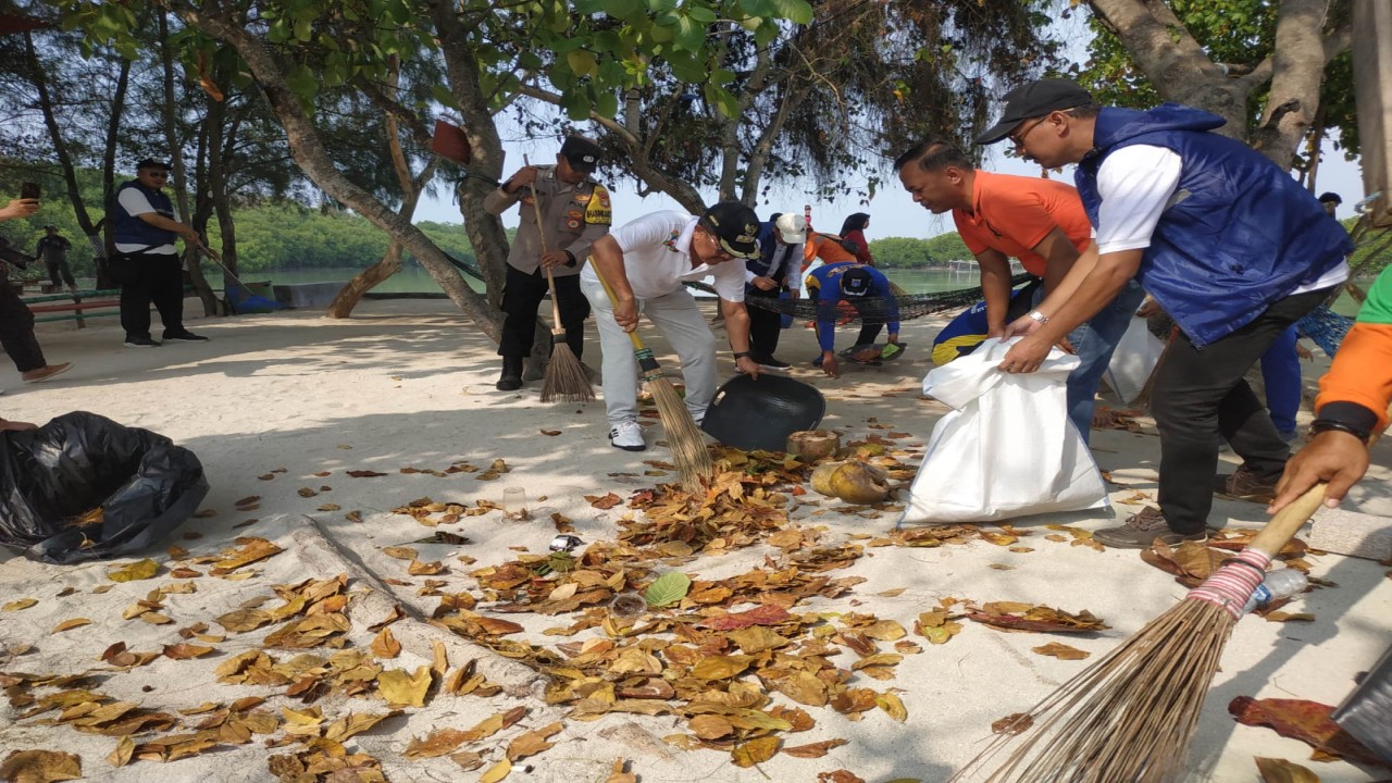 Bupati Kepulauan Seribu, Junaedi tengah melakukan kegiatan kerja bakti di Pantai Pasir Perawan, Pulau Pari, Minggu (19/11/2023)/ist