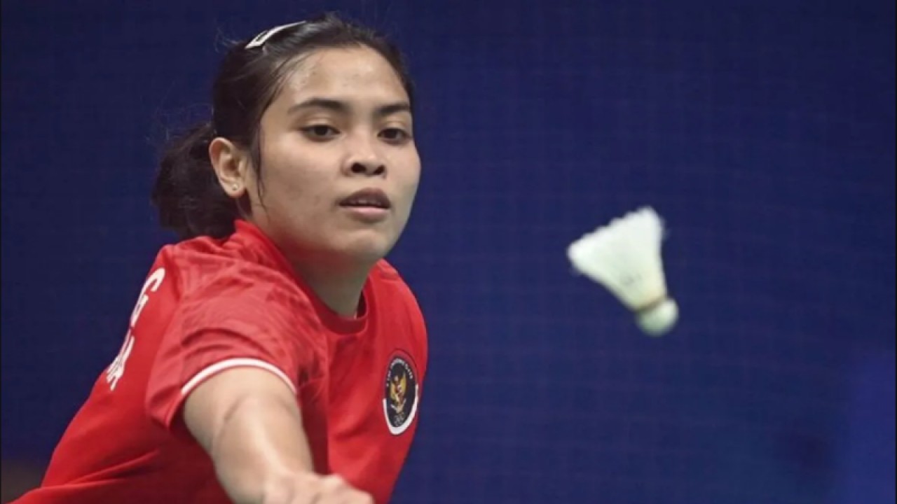 Arsip foto - Pebulu tangkis tunggal putri Indonesia Gregoria Mariska Tunjung mengembalikan kok ke arah lawannya asal Jepang Aya Ohori pada babak perempatfinal Asian Games 2022 di Binjiang Gymnasium, Hangzhou, China, Kamis (5/10/2023). (ANTARA FOTO/M Risyal Hidayat/Spt.)