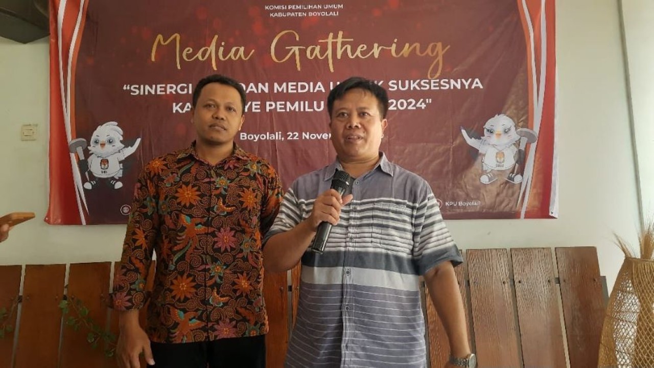 Nyuwardi (kanan) Kepala Devisi Sosialisasi Pendidikan Pemilih Partisipasi Masyarakat (Parmas) dan SDM KPU Boyolali, membuka media gathering, Rabu (22/11/2023). (Istimewa/boyolali.go.id)