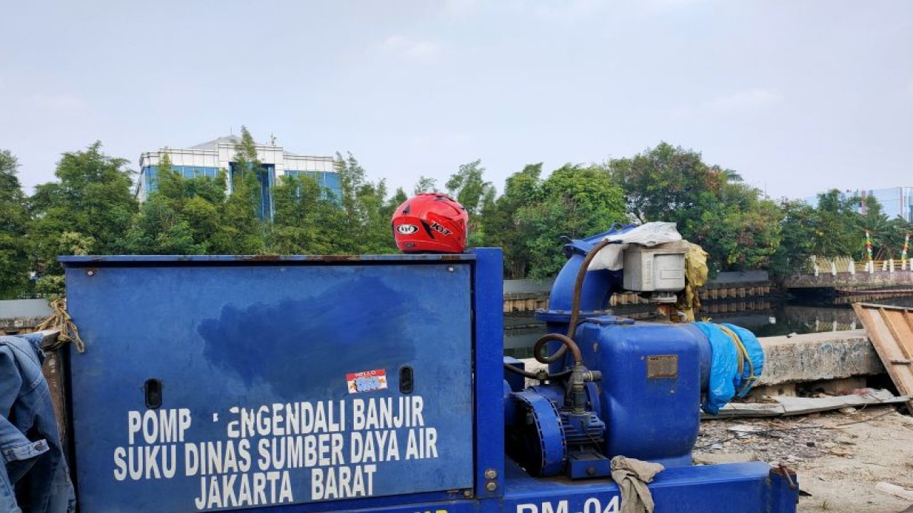 Pompa air milik Suku Dinas Sumber Daya Air (Sudin SDA) Jakarta Barat di Jalan Daan Mogot, Kedaung Kali Angke, Cengkareng, Senin (6/11/2023). ANTARA/Risky Syukur