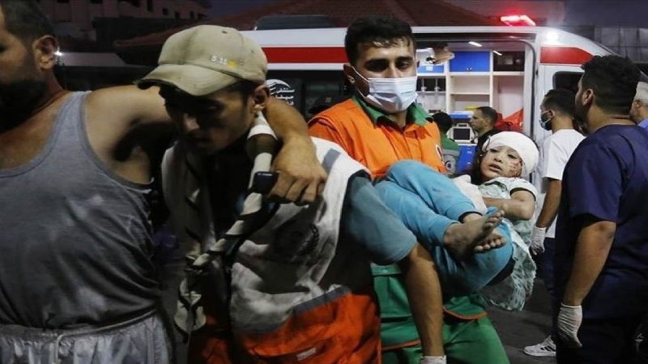 Arsip - Petugas medis membawa korban serangan Israel ke sebuah rumah sakit di Gaza. (Anadolu)