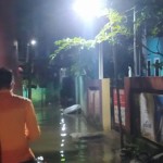 Petugas BPBD saat menangani anjir lintasan di wilayah Kota Bogor, Jawa Barat, Rabu (29/11/2023) malam. (ANTARA/HO/BPBD Kota Bogor)-1701313990