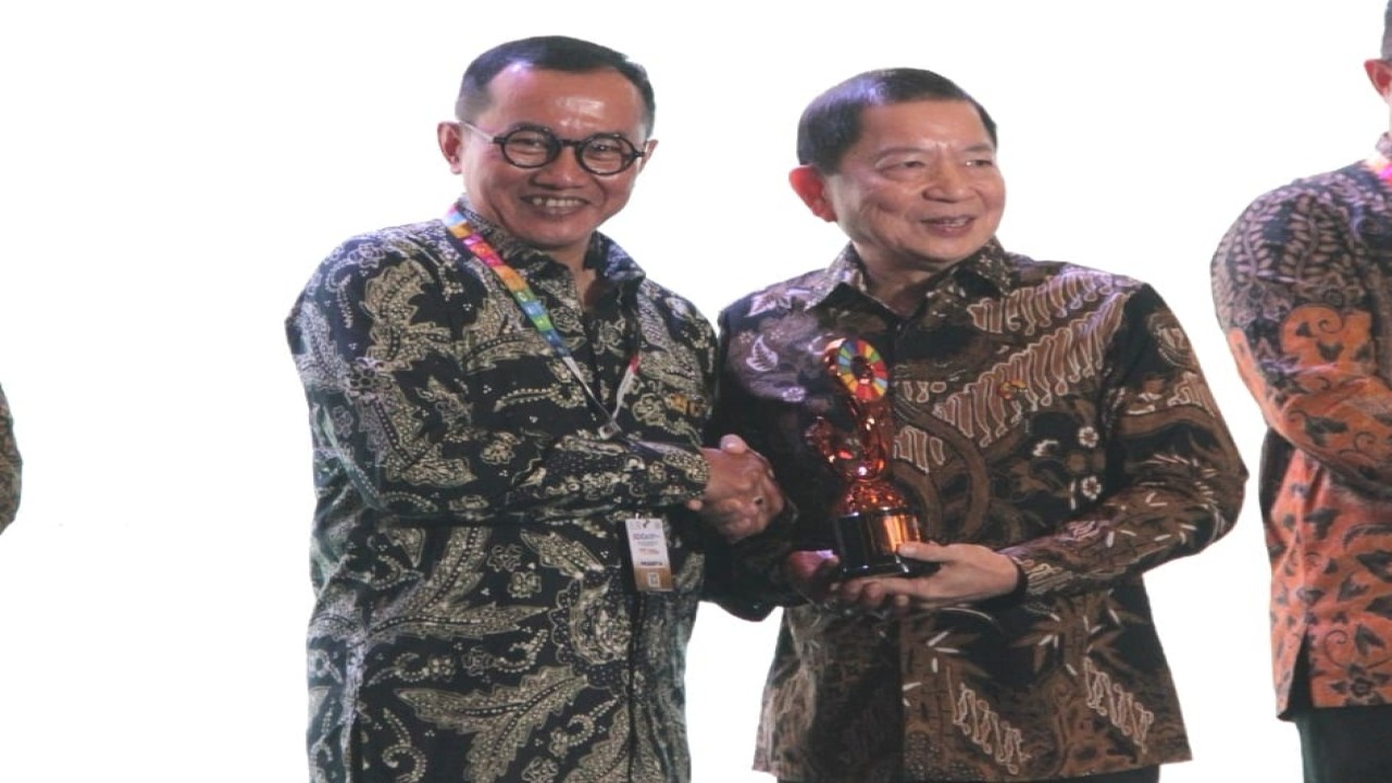 PT PLN (Persero) menjadi satu-satunya perusahaan Badan Usaha Milik Negara (BUMN) dan perusahaan non pertanian yang meraih penghargaan Indonesia’s SDGs Action Awards. Foto (Istimewa)