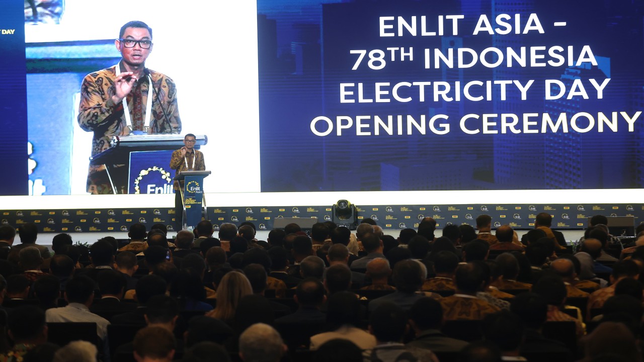 Direktur Utama PT PLN (Persero) Darmawan Prasodjo meraih penghargaan "Male Executive of the Year" pada ajang Power Energy Awards 2023 yang digelar Enlit Asia. Foto ( Istimewa)