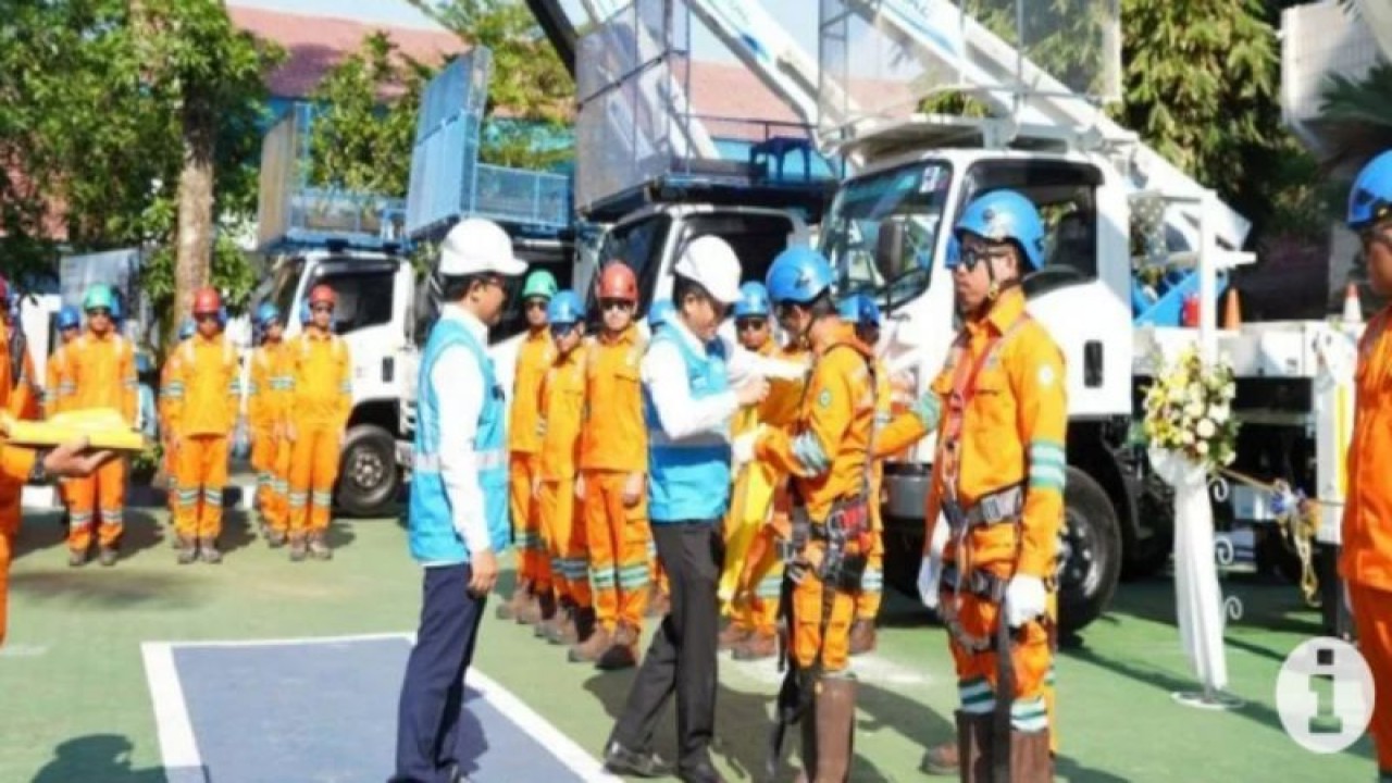 General Manager PLN UID Kalselteng Muhammad Joharifin memasangkan baju APD PDKB kepada salah seorang tim PDKB Kotabaru sebagai simbolis tim PDKB Sentuh Langsung resmi disahkan pada beberapa waktu lalu. (ANTARA/HO-PLN UID Kalselteng)