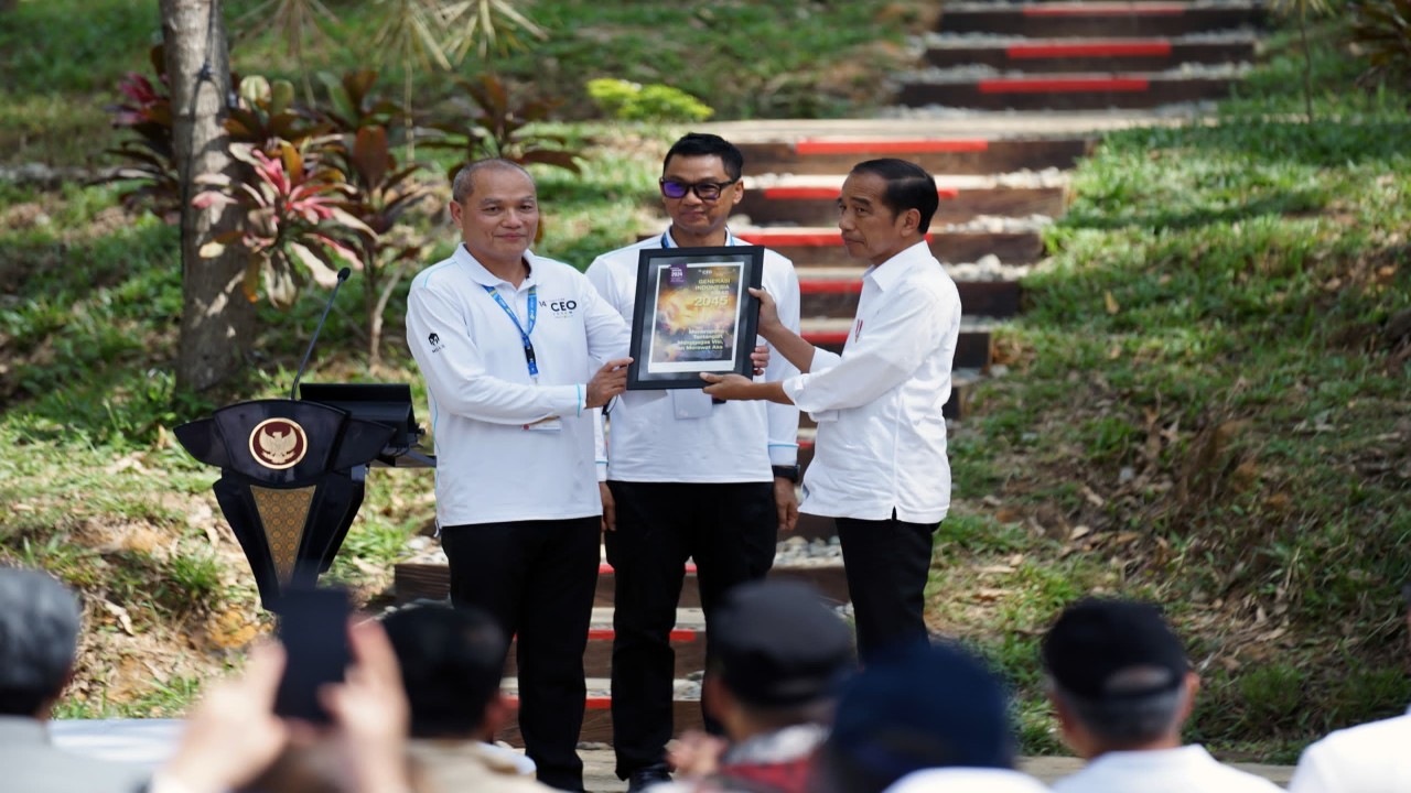 Presiden Joko Widodo bersama Direktur Utama PLN Darmawan Prasodjo dan 99 Chief Executive Officer (CEO)  melakukan kunjungan ke Ibu Kota Nusantara (IKN), Kamis (2/11/2023). Foto (Istimewa)