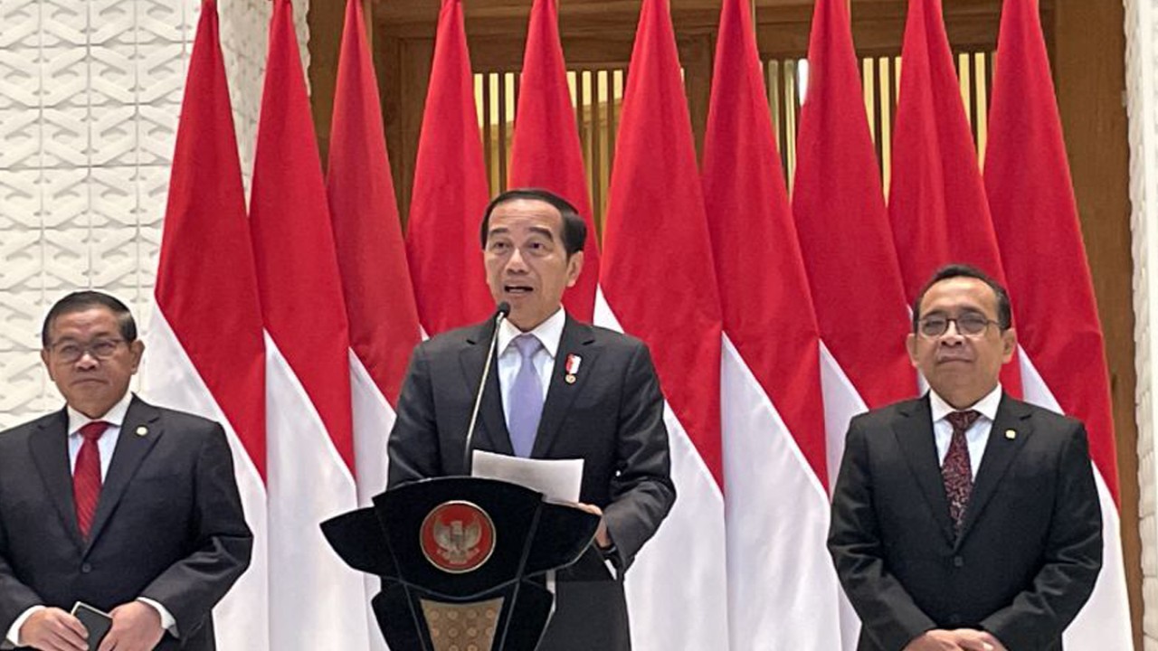 Presiden Joko Widodo menyampaikan keterangan pers sebelum berangkat ke Dubai, UAE untuk menghadiri KTT perubahan iklim COP28 dari Lanud Halim Perdanakusuma, Jakarta, Kamis (30/11/2023). (ANTARA/Yashinta Difa)