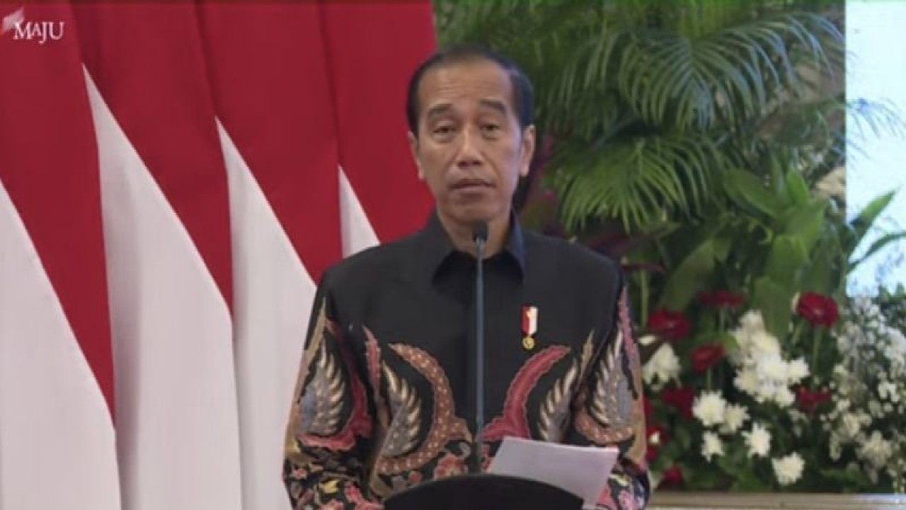 Presiden Joko Widodo saat menyampaikan pidato dalam agenda penyerahan Digital Daftar Isian Pelaksanaan Anggaran (DIPA) dan Buku Daftar Alokasi Transfer ke Daerah (TKD) 2024 di Istana Negara Jakarta, Rabu (29/11/2023). Jokowi memerintahkan agar serapan dana 2023 segera dioptimalkan dalam tiga pekan ke depan. ANTARA/Andi Firdaus.