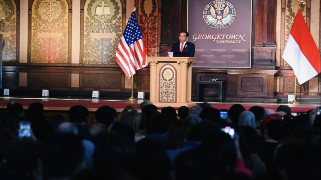 Presiden RI Joko Widodo memberikan kuliah umum di Gaston Hall, Gedung Healy, Georgetown University, Washington DC, Amerika Serikat, Senin (13/11/2023). (ANTARA/HO Sekretariat Presiden RI)