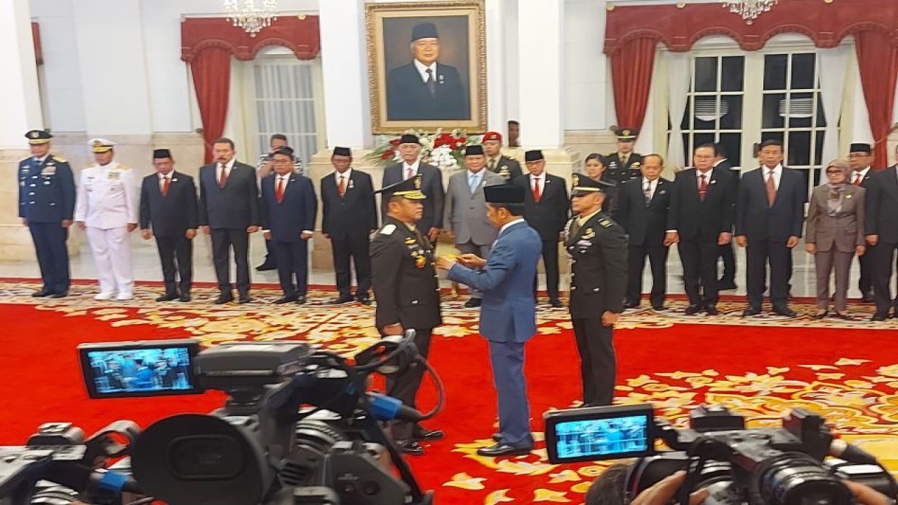 Presiden RI Joko Widodo menyematkan tanda kepangkatan kepada Maruli Simanjuntak usai dilantik sebagai Kepala Staf TNI Angkatan Darat (KSAD) dengan pangkat Jenderal TNI di Istana Negara Jakarta, Rabu (29/11/2023). (ANTARA/Andi Firdaus)