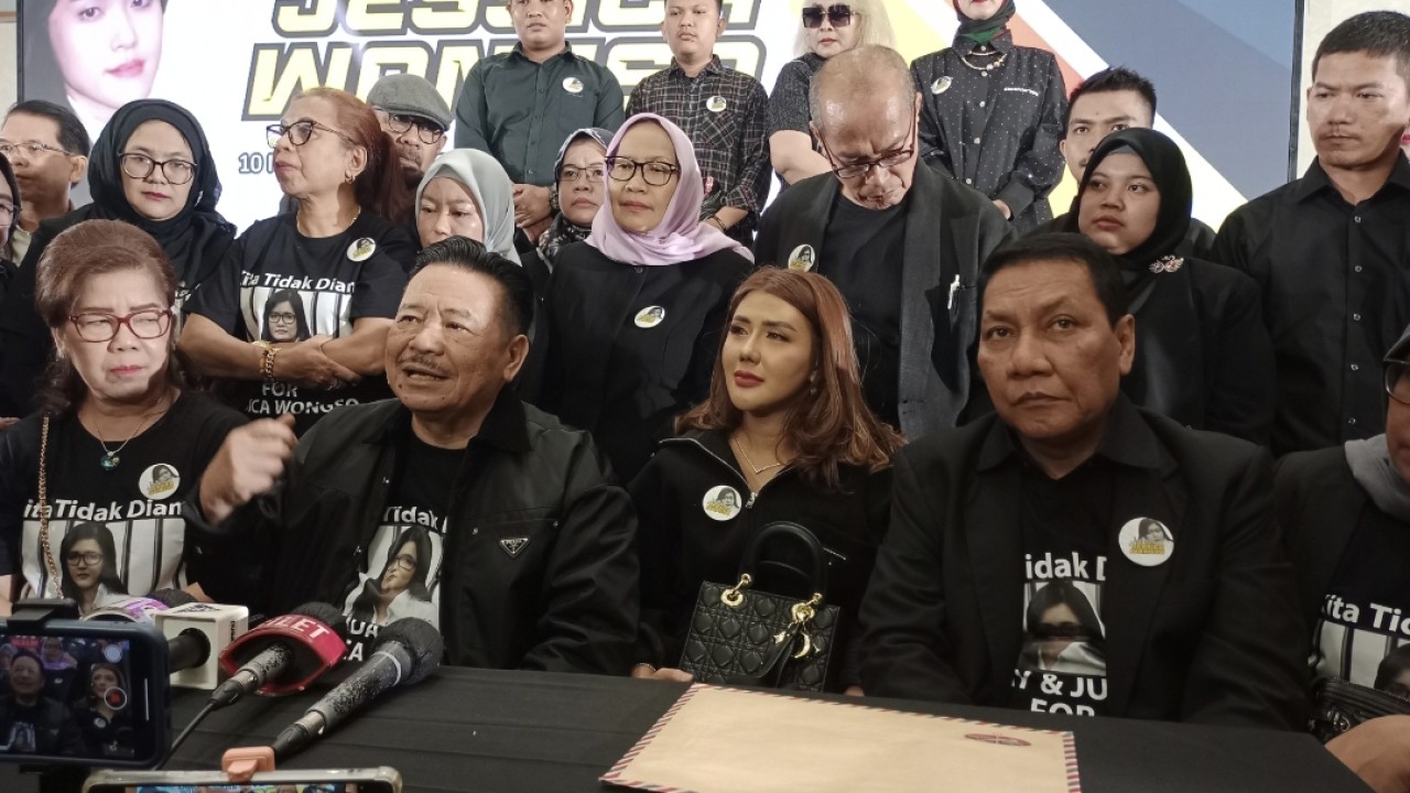 Prof. Dr. Otto Hasibuan S.H., M.M bersama tim advokat solidaritas untuk Jessica Kumala Wongso