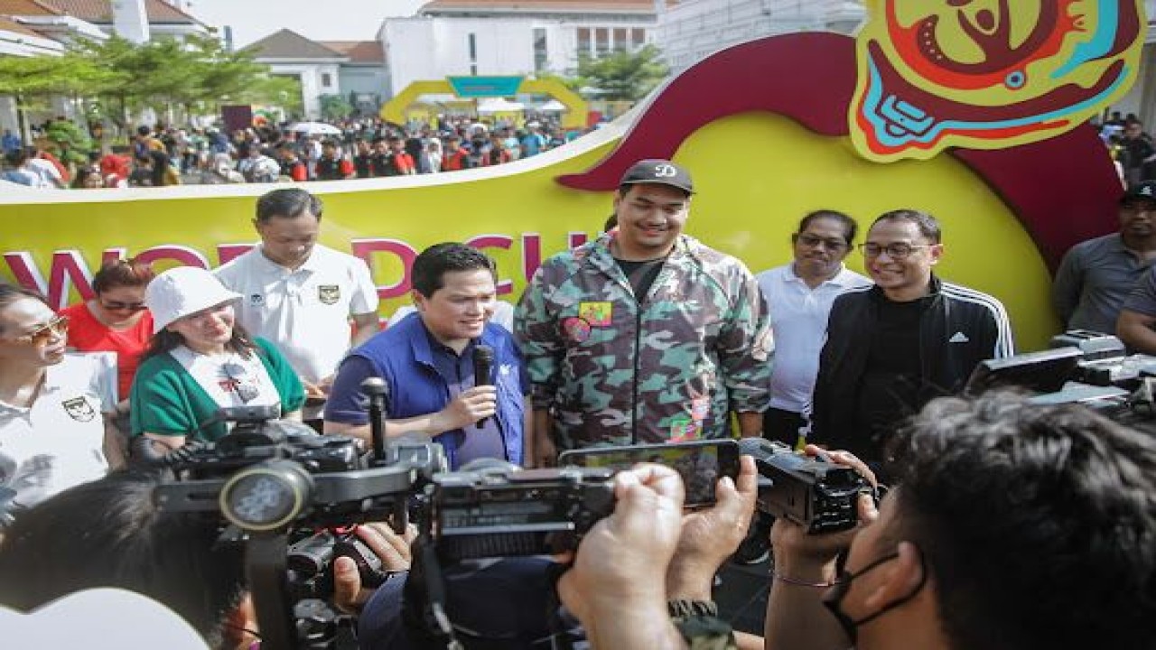 Ketua umum PSSI, Erick Thohir bersama Menpora Dito Ariotedjo meninjau kesiapan penyelanggaraan Piala Dunia U17/Foto: LOC 