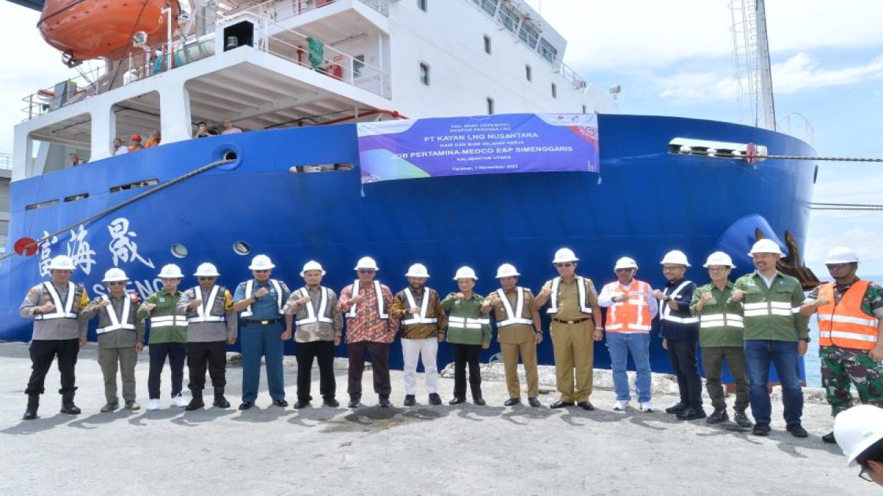 PT Kayan LNG Nusantara dan JOB Pertamina-Medco E&P Simenggaris (JOB Simenggaris) secara resmi melaksanakan upacara peluncuran ke laut pengapalan perdana ekspor Liquid Natural Gas (LNG) dari gas bumi wilayah kerja Simenggaris di pelabuhan Malundung, Tarakan. ANTARA/HO-JOB Simenggaris.