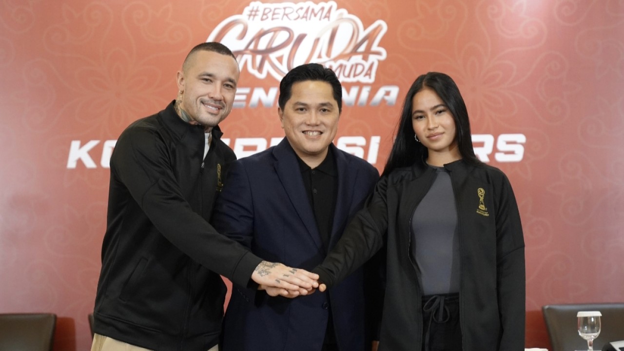 Radja Nainggolan bersama Ketum PSSI Erick Thohir dan Sabreena Dressler