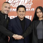 Radja Nainggolan bersama Ketum PSSI Erick Thohir dan Sabreena Dressler-1699473895