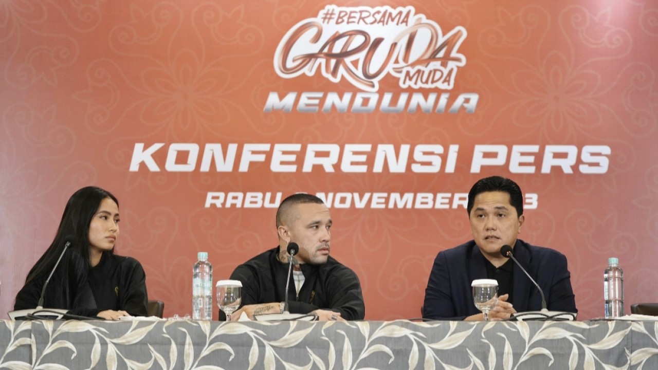 Radja Nainggolan bersama Ketum PSSI Erick Thohir dan Sabreena Dressler