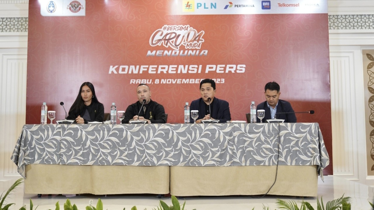 Radja Nainggolan bersama Ketum PSSI Erick Thohir dan Sabreena Dressler