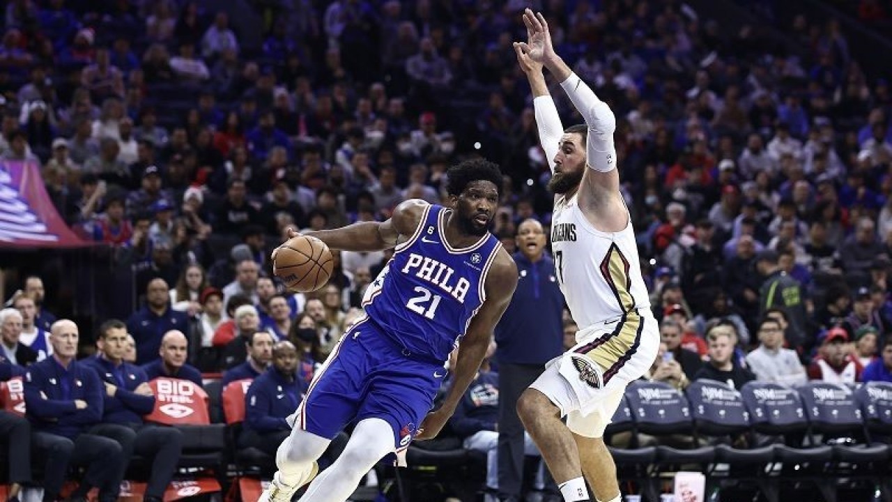 Bintang Philadelphia 76ers Joel Embiid (kiri) berusaha melewati hadangan pemain New Orleans Pelicans Jonas Valanciunas dalam gim lanjutan NBA di Wells Fargo Center, Pennsylvania, Amerika Serikat, Senin (2/1/2023) waktu setempat. (ANTARA/AFP/GETTY IMAGES/Tim Nwachukwu)