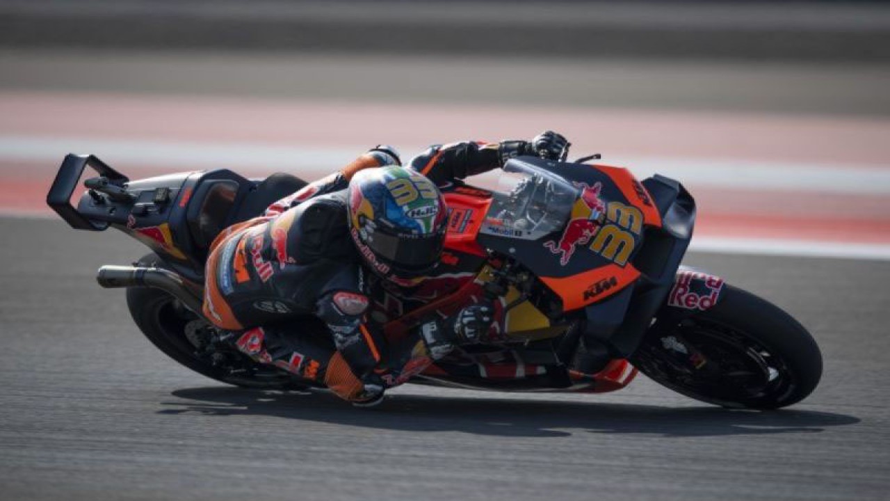 Pembalap Red Bull KTM Factory Racing Brad Binder memacu kecepatan pada sesi latihan bebas 2 MotoGP seri ke-15 di Pertamina Mandalika International Street Circuit, Lombok Tengah, NTB, Jumat (13/10/2023). (ANTARA FOTO/Wahyu Putro A/aww.)