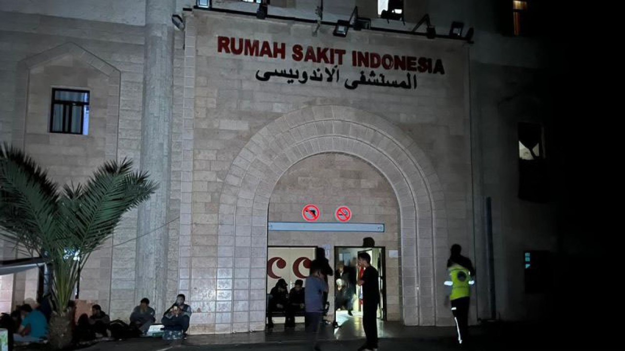 Rumah Sakit Indonesia pasca pemadaman listrik saat rumah sakit melanjutkan layanan operasi dan pengobatan dengan metode primitif akibat kekurangan bahan bakar di tengah pemboman Israel di wilayah Jabalia Jalur Gaza pada 10 November 2023. ANTARA/Anadolu via Reuters Connect/Fadi Alwhidi/pri.