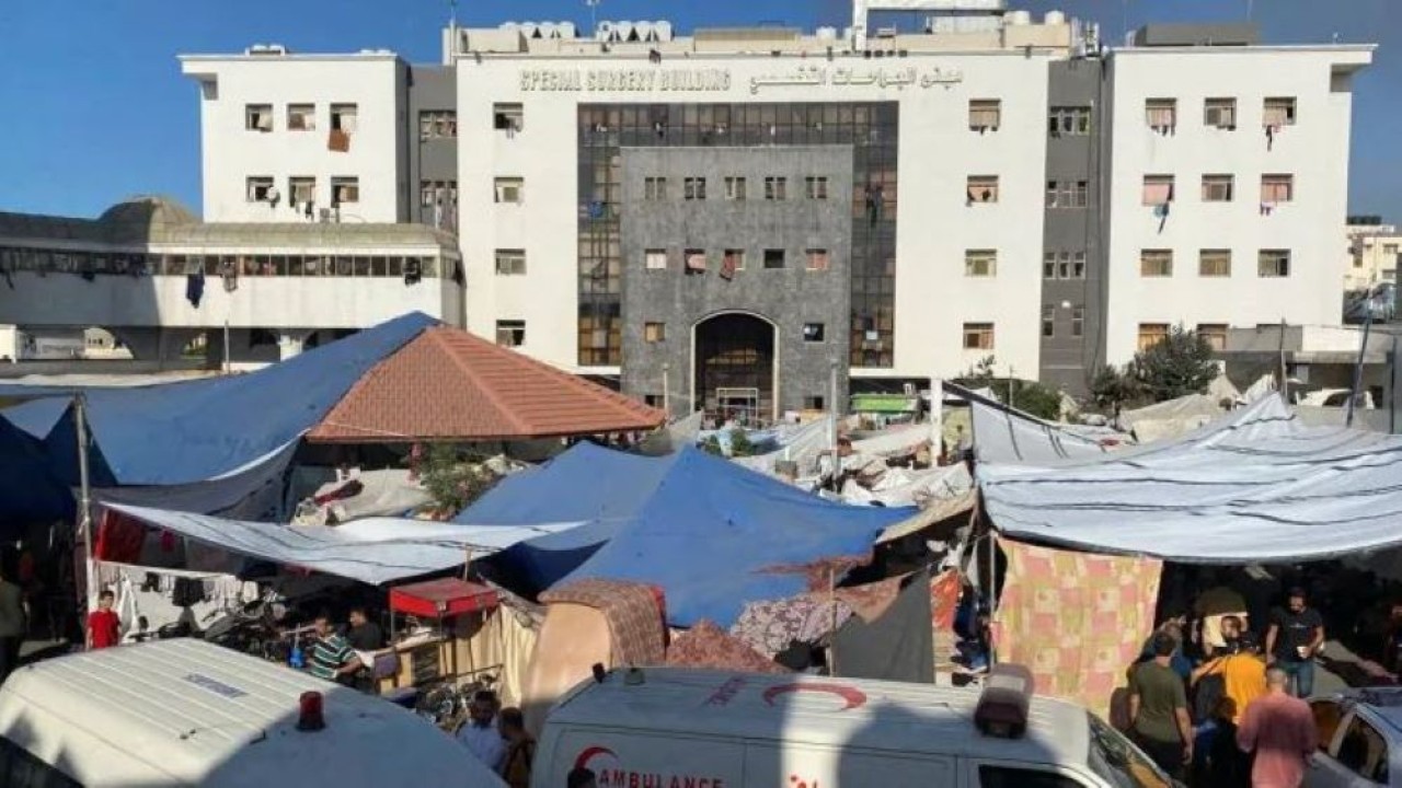 Pasukan Israel telah mengepung Rumah Sakit al-Shifa pada Sabtu (11/11/2023) pagi waktu setempat, mencegah ambulans memasuki atau meninggalkan fasilitas tersebut, di mana persediaan medis dan makanan semakin menipis. (Tangkapan layar)