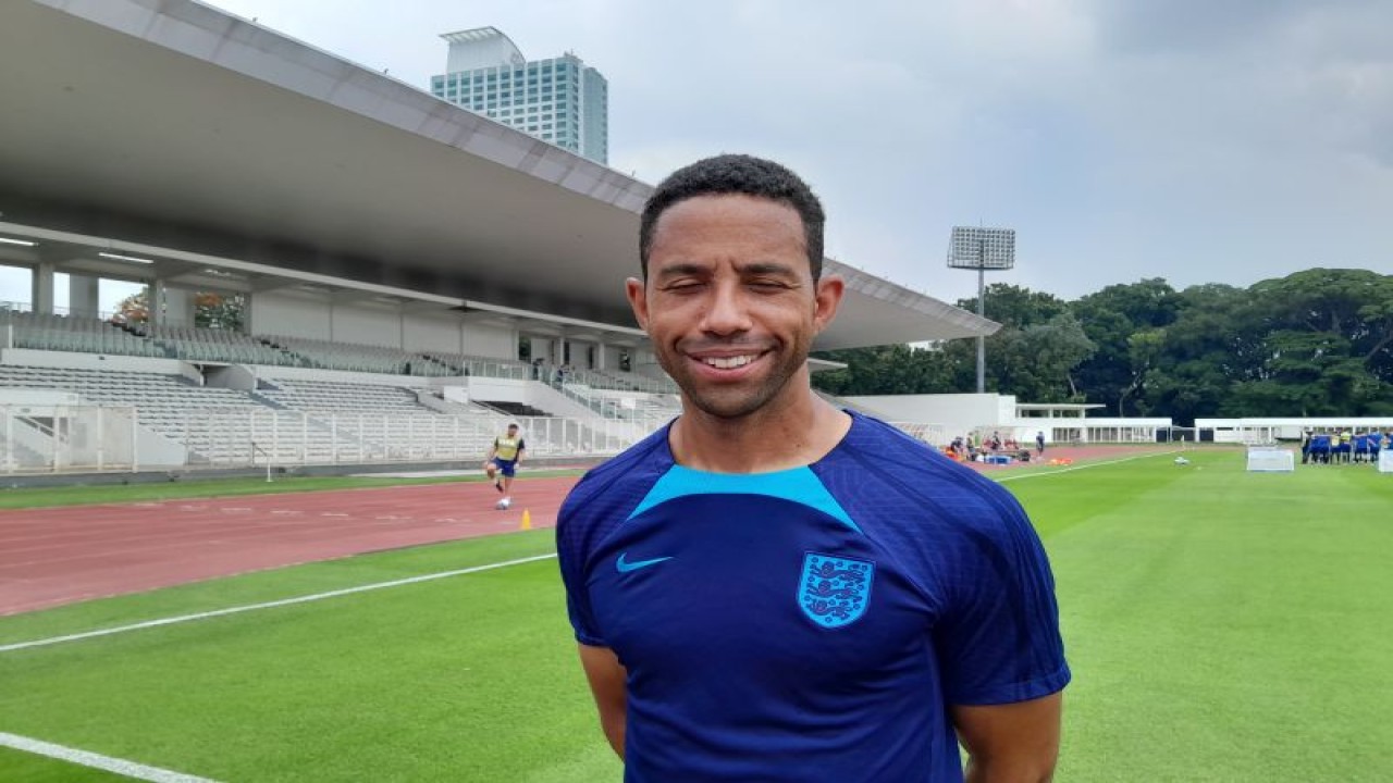 Pelatih tim nasional Inggris U-17 Ryan Garry saat memimpin latihan jelang pertandingan di Stadion Madya, Jakarta, Selasa (21/11/2023). (ANTARA/FAJAR SATRIYO)